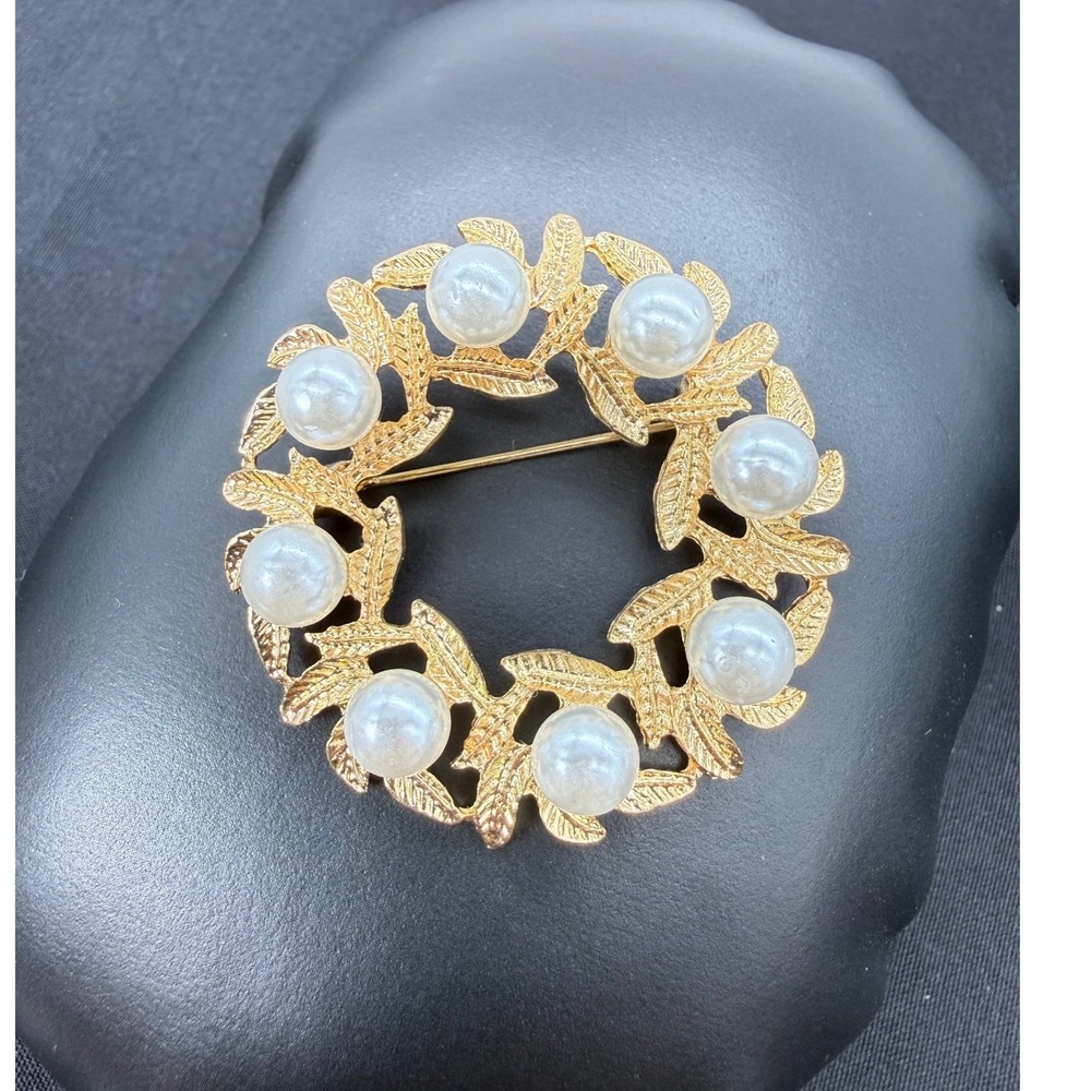 Vintage Gold Tone Faux Pearl Leaf Wreath Brooch Pin Circle Botanical Design Gift